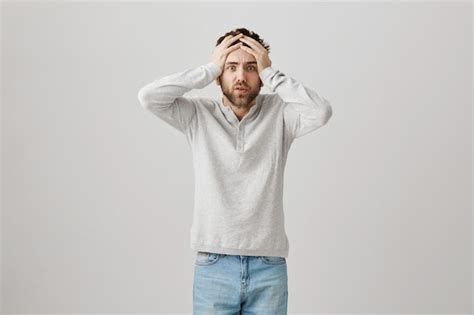 Retrato De Un Joven Barbudo Con Una Blusa Blanca Foto Gratis