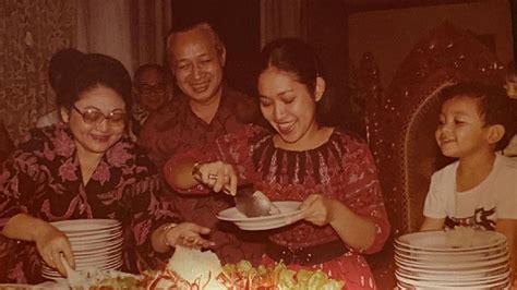 Berbenah Rumah Titiek Soeharto Temukan Potret Ulang Tahun Didampingi