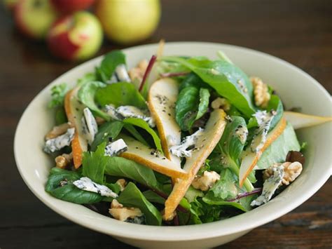 Blattsalat mit Käse und Nüssen Rezept EAT SMARTER