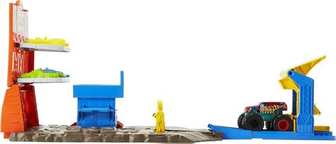 Hot Wheels Monster Trucks Explosive Station