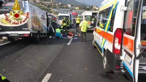 A Bloccata Per Incidente Con Sei Feriti Tra I Caselli Di Sanremo E