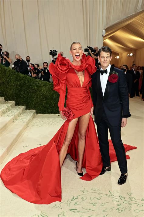 Met Gala 2021 Карли Клосс продемонстрировала фигуру спустя полгода