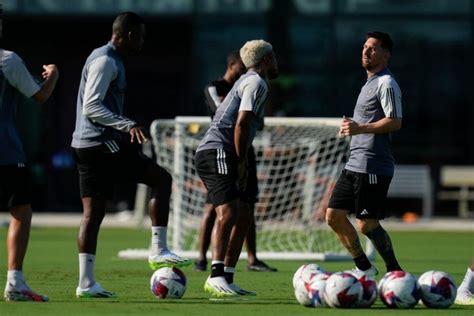 Un Sonriente Lionel Messi Entrena Con El Inter Miami