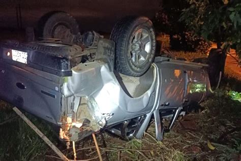 Suspeito de roubo capota caminhonete em perseguição no Bosques do Lenheiro