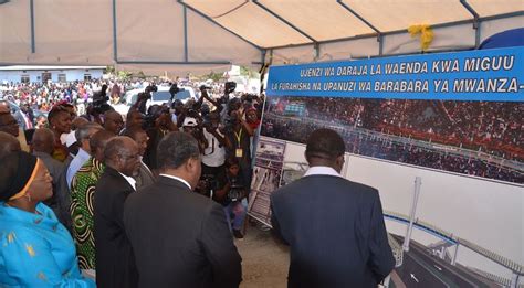 PICHA: Rais Magufuli Akiweka Jiwe La Msingi Daraja Wa Waenda Kwa Miguu ...