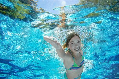 El Ni O Nada Bajo El Agua En La Piscina Zambullidas Activas Felices De