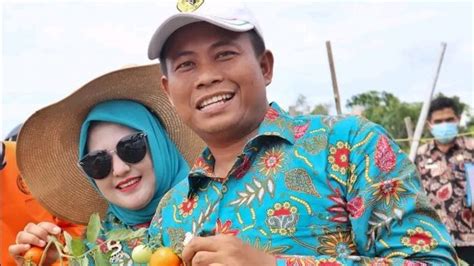 Punya Istri Cantik Wakil Bupati Rokan Hilir Malah Ngamar Bareng Ibu Kabid