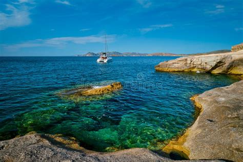 Barco De Yate En La Playa De Sarakiniko En La Isla De Los Milos De Mar