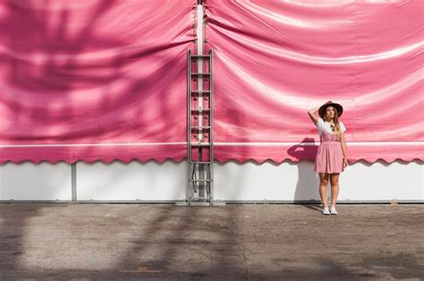Blonde Jeune Fille Dans Le Parc D Attractions Photo Gratuite