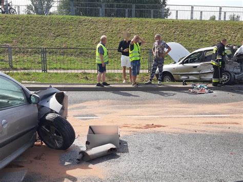 Trzy auta zderzyły się na Wale Miedzeszyńskim w Warszawie Kierująca