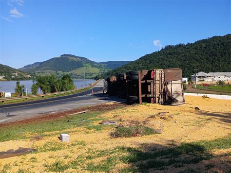 VÍDEO Câmera flagra momento que carreta tomba em SC