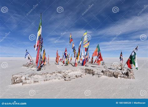 Banderas Del Mundo Que Ondean Fuera Del Hotel Playa Blanca Salina En El