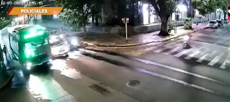 Pudo ser una tragedia motociclista pasó en rojo a gran velocidad y