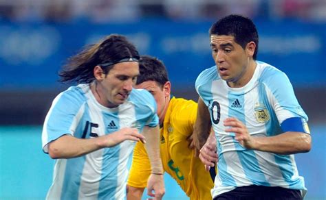 Messi Y Juan Román Riquelme Jugaron Juntos En Su Cumpleaños Con Diego Maradona En La Tribuna