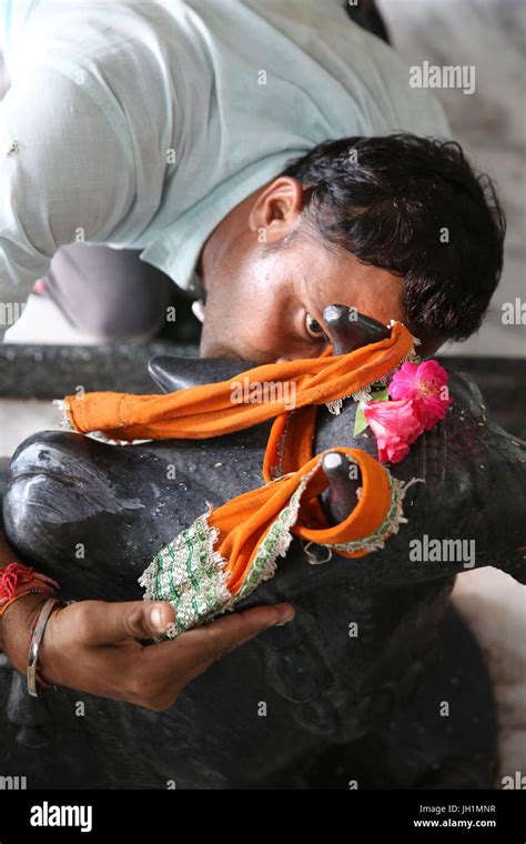 Devotion in Raman Reti hindu temple. India Stock Photo - Alamy