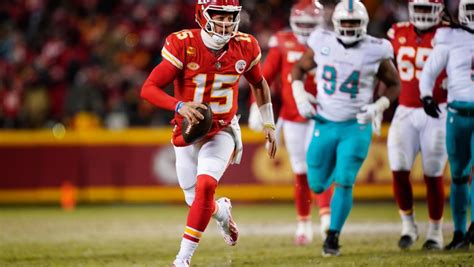 Frozen fracture: Kansas City Chiefs QB Patrick Mahomes' helmet shatters ...