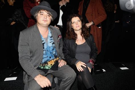 Pete Doherty papa pour la troisième fois son épouse dévoile les