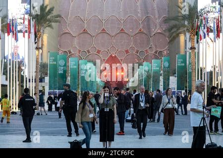 I Partecipanti Camminano Su Al Wasl Avenue L Ultimo Giorno Della COP28