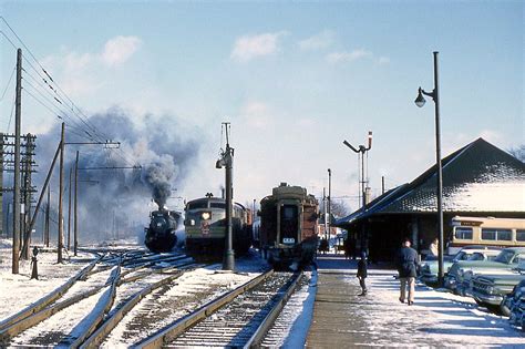 Railpictures Ca Bill Thomson Photo Down At The Depot Its A Busy