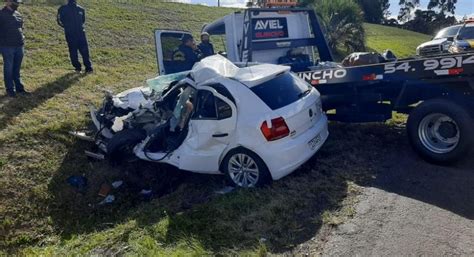 Acidente Entre Carro E Caminhão Deixa Uma Pessoa Morta E Outra