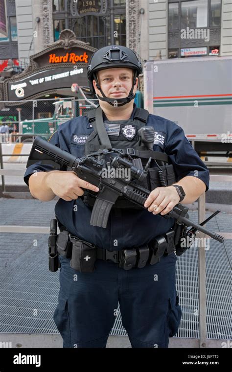 An Armed Nypd Counterterrorism Police Officer In Times Square Stock