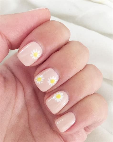 Daisy Nail Art Manicure Daisy Nails Pretty Toe Nails Short Acrylic