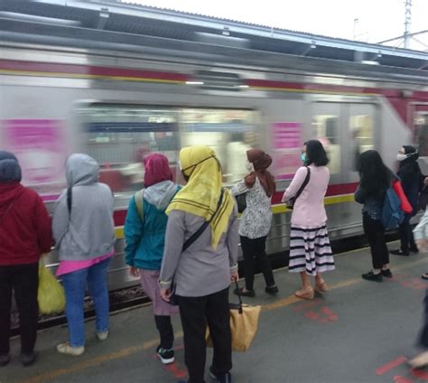 KAI Commuter Layani Lebih 303 Ribu Lebih Penumpang KRL Saat Akhir Pekan