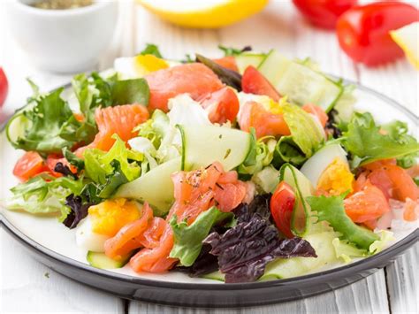 Ensalada de salmón ahumado huevo y aguacate