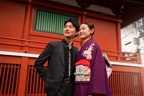 Free Photo Japanese Couple Posing Outdoors And Celebrating Coming Of