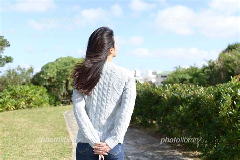 公園を散歩する女性 写真素材 [ 5857060 ] フォトライブラリー Photolibrary