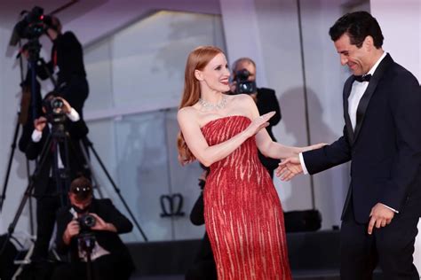 Oscar Isaacs Bizarre Response To Viral Red Carpet With Jessica Chastain