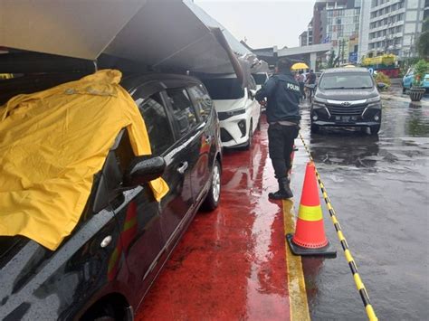 KAI Ganti Semua Kerugian 5 Mobil Yang Rusak Tertimpa Kanopi Stasiun