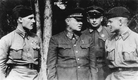 Генерал армии К.А. Мерецков с летчиками-истребителями на Волховском ...
