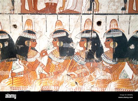 Détail de l ancienne peinture murale égyptienne des femmes dans l