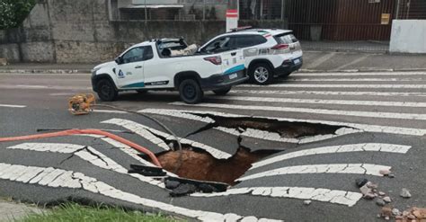 Rompimento de adutora da Casan em São José interrompe o abastecimento