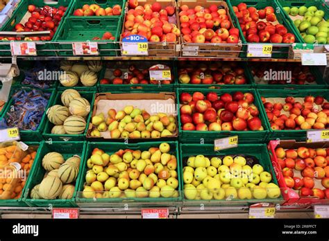 Vienna Austria August 4 2022 People Visit Fruit Section In Spar