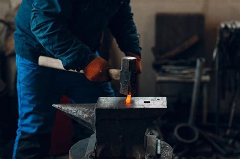 Ferreiro Forja E Faz Detalhes De Metal Martelo E Bigorna Na Forja