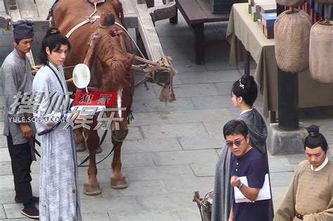 Zhang Jingyi And Hu Yitian Looked At Each Other Affectionately During