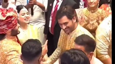 Ms Dhoni Dances With Wife Sakshi Ishan Kishan In Rare Sight At Anant