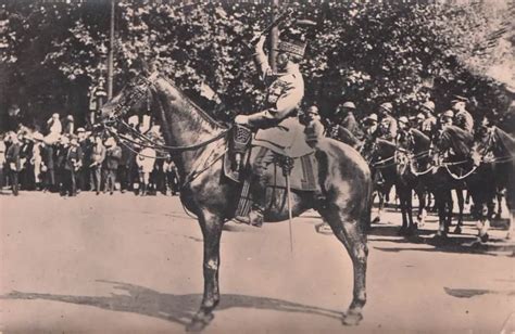 CARTE PHOTO ANCIENNE POSTCARD SOLDATS MILITAIRES revue maréchal GUERRE