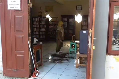 SMP Di Sidoarjo Terendam Banjir Berhari Hari Ratusan Siswa Terpaksa