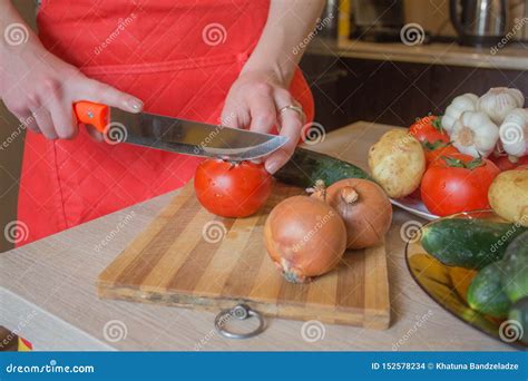 Las Manos De La Mujer Que Cortan Verduras Detr S De Verduras Frescas