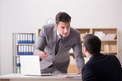 Jefe Enojado Gritando A Su Empleado Foto Premium