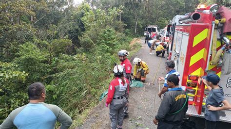 Nueve personas resultaron heridas tras caída de carro a un guindo La Teja