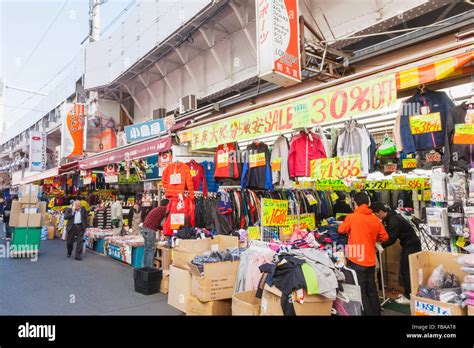 Japón Honshu Tokio Ueno mercado Ameyoko cho Street Scene