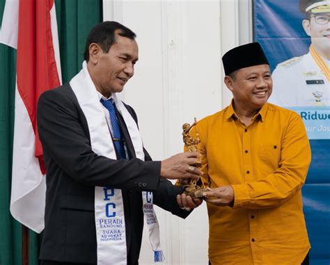 Ketua Dpc Peradi Sai Bandung Golden Siburian S H M H Memberikan