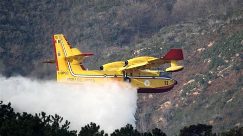 Bruciano I Boschi Sulle Alture Tra Imperia E Savona In Azione Canadair