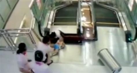 Escalator accident in China | Doy News