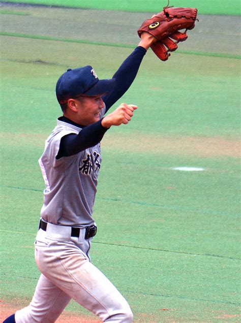 ＜郁文館・正則学園＞3安打完封し、ガッツポーズで喜ぶ郁文館の関 ― スポニチ Sponichi Annex 野球