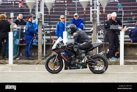 Darren Cooper Refuels In His Race The 2016 Manx Grand Prix Supertwin